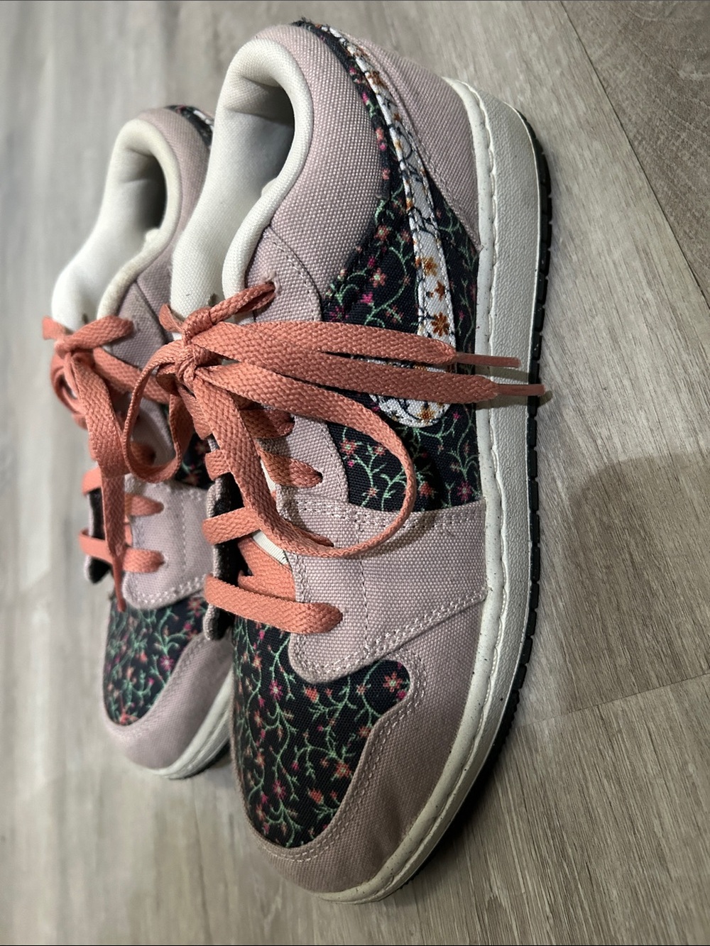 Jordan, Kids Pink Floral Sneakers, size 6 - Picture 4 of 6